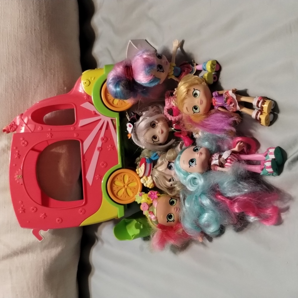 Shopkins Smoothie Truck With 6 Shopkins Dolls